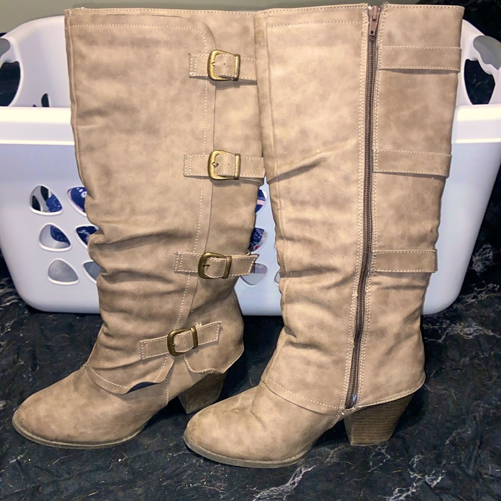 Beautiful women’s dress boots with multiple buckles and low heal. Size 7.5.